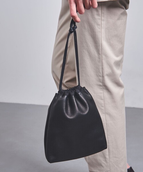 UNITED ARROWS（ユナイテッドアローズ）の「UNFINISHED LEATHER/巾着バッグ（ショルダーバッグ・メンズ・ブラック・FREE）」の16枚目の写真