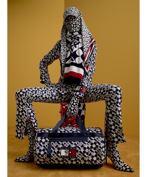 TOMMY HILFIGER（トミーヒルフィガー）の「TH X RQ ジャカードダッフルバッグ（ドラムバッグ・メンズ・マルチ・FREE）」の2枚目の写真