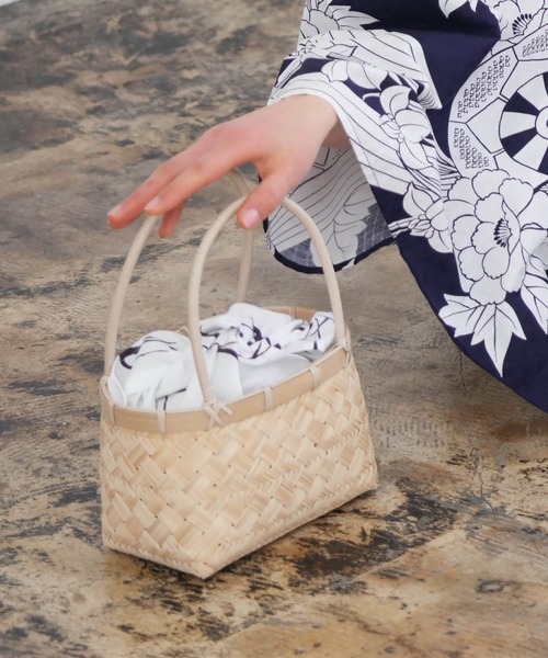 utatane(ウタタネ)の「竹かごバッグ+日本製注染生地あずま袋セット utatane 網代編み 白地に飛びまわるツバメ(かごバッグ・レディース・ホワイト・FREE)」の15枚目の写真
