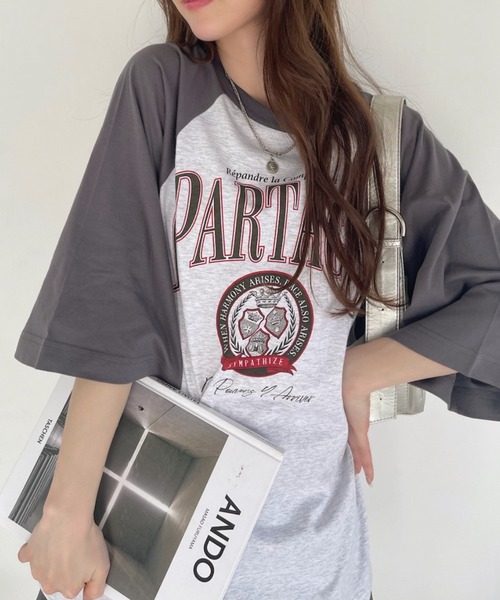 Ada.(エイダ)の「カレッジデザイン 半袖 ラグラン Tシャツ(Tシャツ/カットソー・レディース・ネイビー/アイボリー/ナチュラル・FREE)」の2枚目の写真