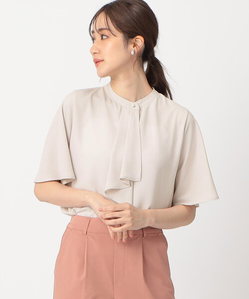 COMME CA ISM(コムサイズム)の「ボウタイ風 半袖ブラウス(シャツ/ブラウス・レディース・オフホワイト/ネイビー/ベージュ・LARGE/MEDIUM)」の2枚目の写真