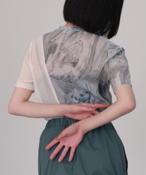 Uenui（ウニュイ）の「【ZOZO限定】マーブル シアー スウィッチング トップス バイカラー 透け感 柄 切替え（Tシャツ/カットソー・レディース・ブラック/グリーン・FREE）」の2枚目の写真