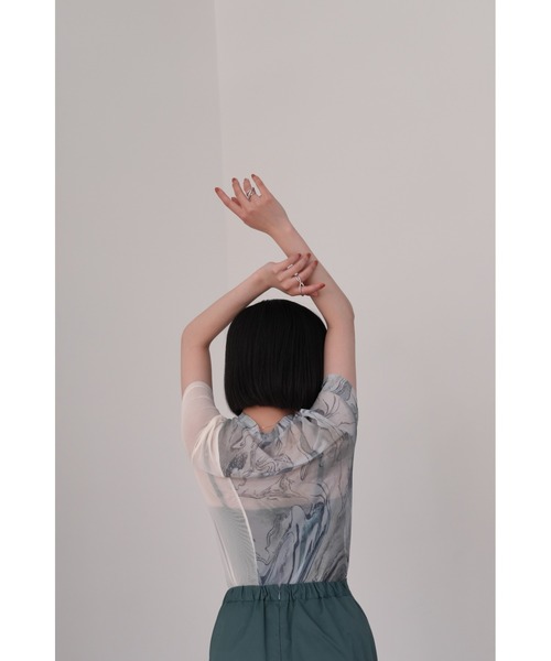 Uenui（ウニュイ）の「【ZOZO限定】マーブル シアー スウィッチング トップス バイカラー 透け感 柄 切替え（Tシャツ/カットソー・レディース・ブラック/グリーン・FREE）」の7枚目の写真