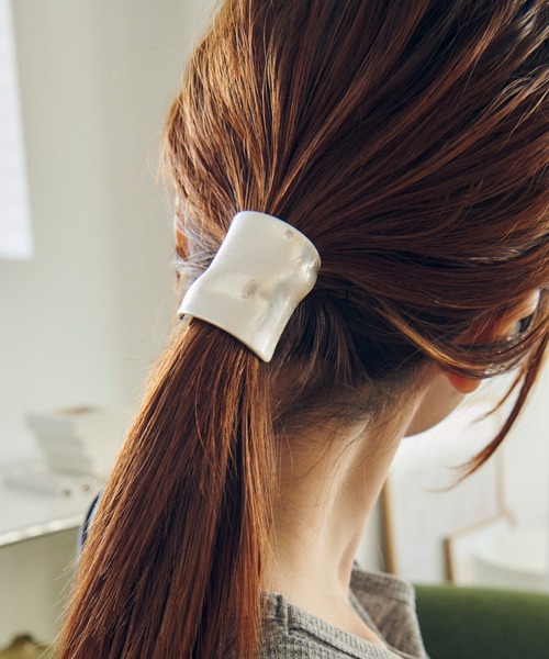 GOLDY(ゴールディ)の「ウェーブ ワイド ヘアカフ(ヘアゴム・レディース・シルバー/ゴールド/シルバー系その他/ゴールド系その他・FREE)」の3枚目の写真