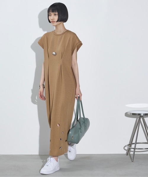 THE YOn(ザヨン)の「アイレットヘムウエストタックフレンチスリーブスウェットワンピース(ワンピース・レディース・アイボリー/ブラック/ブラウン/レッド・FREE)」の3枚目の写真