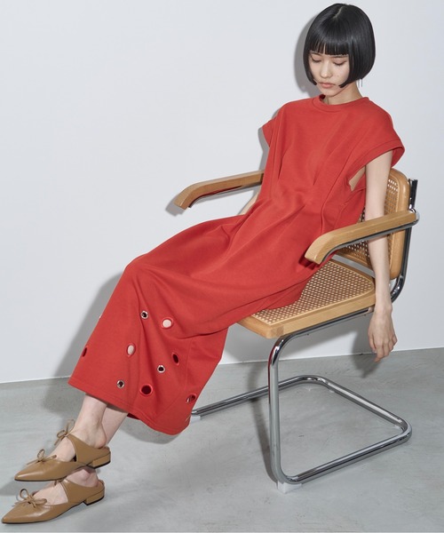 THE YOn(ザヨン)の「アイレットヘムウエストタックフレンチスリーブスウェットワンピース(ワンピース・レディース・アイボリー/ブラック/ブラウン/レッド・FREE)」の4枚目の写真