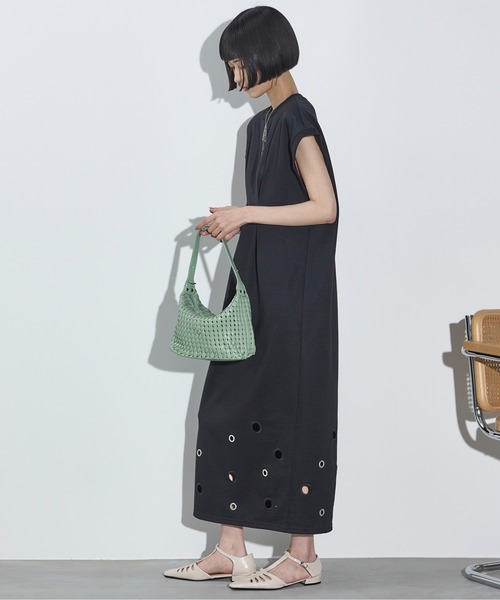 THE YOn(ザヨン)の「アイレットヘムウエストタックフレンチスリーブスウェットワンピース(ワンピース・レディース・アイボリー/ブラック/ブラウン/レッド・FREE)」の17枚目の写真