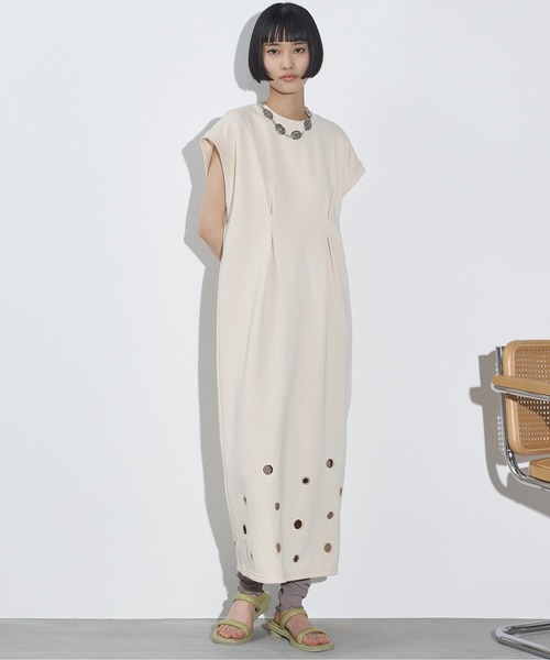 THE YOn(ザヨン)の「アイレットヘムウエストタックフレンチスリーブスウェットワンピース(ワンピース・レディース・アイボリー/ブラック/ブラウン/レッド・FREE)」の5枚目の写真
