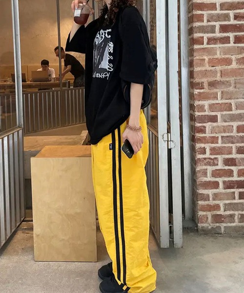 lilful(リルフル)の「サイドライン デザイン ナイロンワイドパンツ(その他パンツ・レディース・イエロー/ホワイト・S/L/M)」の3枚目の写真