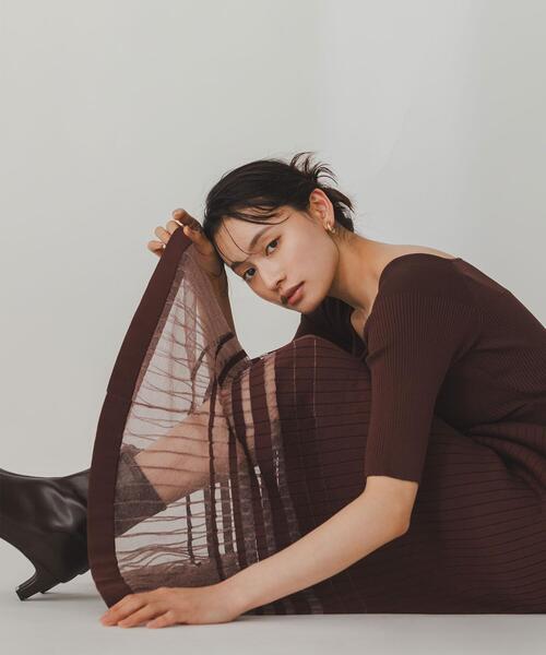 NATURAL BEAUTY BASIC(ナチュラルビューティーベーシック)の「◇ヘムラインシアーニットワンピース(ワンピース・レディース・グレー/ダークブラウン・MEDIUM)」の2枚目の写真