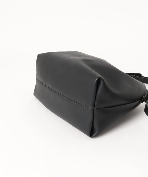 A.P.C.(アーペーセー)の「SAC NINON(ショルダーバッグ・レディース・ブラック/ライトカーキ・ONESIZE)」の4枚目の写真
