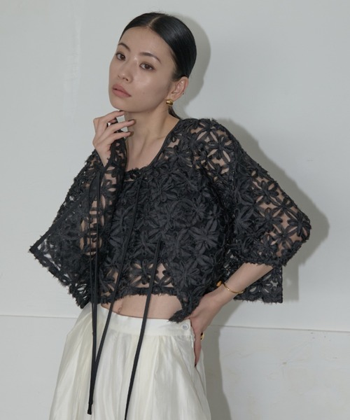 AIC.（エーアイシー）の「2WAYオーガンジーフラワーボレロ/アンサンブル可能（カーディガン/ボレロ・レディース・オフホワイト/ブラック・FREE）」の2枚目の写真