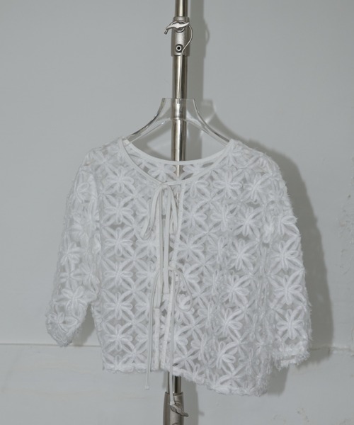 AIC.（エーアイシー）の「2WAYオーガンジーフラワーボレロ/アンサンブル可能（カーディガン/ボレロ・レディース・オフホワイト/ブラック・FREE）」の3枚目の写真