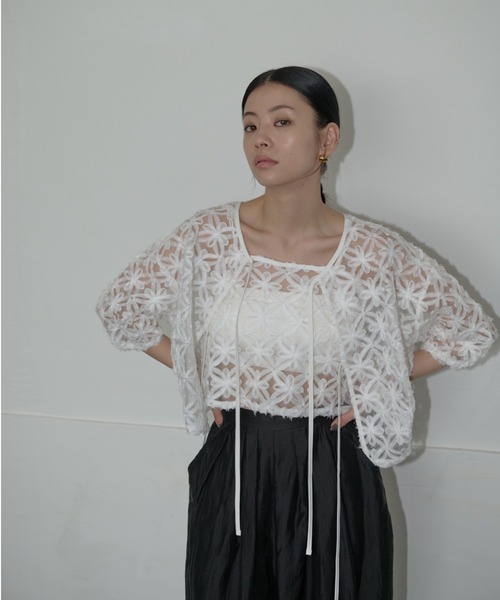 AIC.(エーアイシー)の「2WAYオーガンジーフラワーボレロ/アンサンブル可能(カーディガン/ボレロ・レディース・オフホワイト/ブラック・FREE)」の8枚目の写真