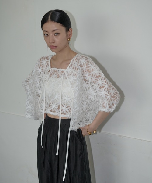 AIC.(エーアイシー)の「2WAYオーガンジーフラワーボレロ/アンサンブル可能(カーディガン/ボレロ・レディース・オフホワイト/ブラック・FREE)」の9枚目の写真
