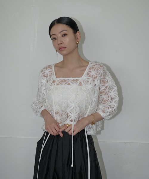 AIC.(エーアイシー)の「2WAYオーガンジーフラワーボレロ/アンサンブル可能(カーディガン/ボレロ・レディース・オフホワイト/ブラック・FREE)」の11枚目の写真