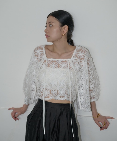 AIC.(エーアイシー)の「2WAYオーガンジーフラワーボレロ/アンサンブル可能(カーディガン/ボレロ・レディース・オフホワイト/ブラック・FREE)」の12枚目の写真