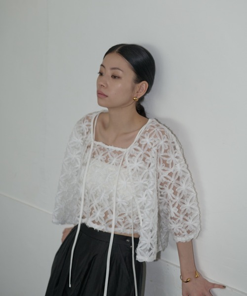 AIC.(エーアイシー)の「2WAYオーガンジーフラワーボレロ/アンサンブル可能(カーディガン/ボレロ・レディース・オフホワイト/ブラック・FREE)」の13枚目の写真