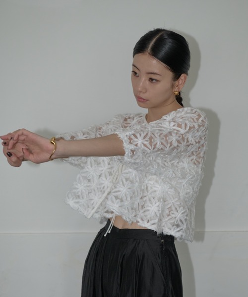 AIC.(エーアイシー)の「2WAYオーガンジーフラワーボレロ/アンサンブル可能(カーディガン/ボレロ・レディース・オフホワイト/ブラック・FREE)」の7枚目の写真