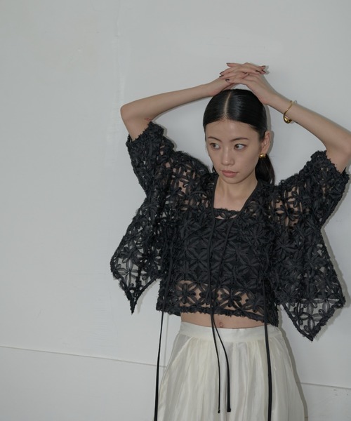 AIC.（エーアイシー）の「2WAYオーガンジーフラワーボレロ/アンサンブル可能（カーディガン/ボレロ・レディース・オフホワイト/ブラック・FREE）」の7枚目の写真