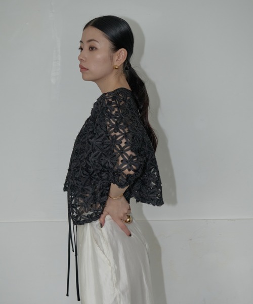 AIC.（エーアイシー）の「2WAYオーガンジーフラワーボレロ/アンサンブル可能（カーディガン/ボレロ・レディース・オフホワイト/ブラック・FREE）」の11枚目の写真