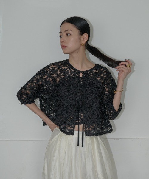 AIC.（エーアイシー）の「2WAYオーガンジーフラワーボレロ/アンサンブル可能（カーディガン/ボレロ・レディース・オフホワイト/ブラック・FREE）」の8枚目の写真