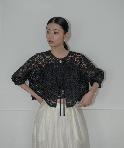 AIC.（エーアイシー）の「2WAYオーガンジーフラワーボレロ/アンサンブル可能（カーディガン/ボレロ・レディース・オフホワイト/ブラック・FREE）」の9枚目の写真
