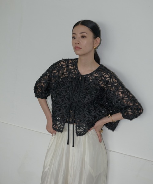 AIC.（エーアイシー）の「2WAYオーガンジーフラワーボレロ/アンサンブル可能（カーディガン/ボレロ・レディース・オフホワイト/ブラック・FREE）」の10枚目の写真