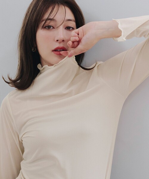 Tiaclasse(ティアクラッセ)の「【選べる4type】ハイネックカットソートップス(Tシャツ/カットソー・レディース・ベージュ/ホワイト/ブラック/オフホワイト・L/M)」の4枚目の写真