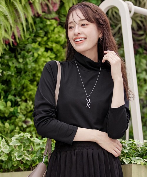 Tiaclasse(ティアクラッセ)の「【選べる4type】ハイネックカットソートップス(Tシャツ/カットソー・レディース・ベージュ/ホワイト/ブラック/オフホワイト・L/M)」の3枚目の写真