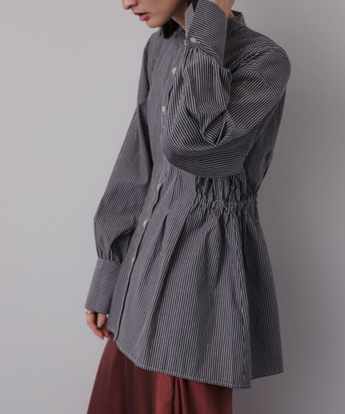 SENSE OF PLACE by URBAN RESEARCH（センスオブプレイスバイアーバンリサーチ）の「ウエストタックペプラムブラウス（シャツ/ブラウス・レディース・オフホワイト/ブルー/グレー系その他・ONE）」の2枚目の写真