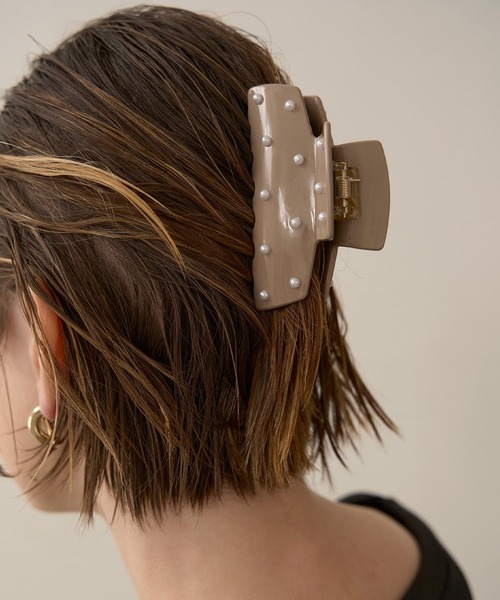 MIELI INVARIANT(ミエリインヴァリアント)の「Pearl Dot Hair Clip(バレッタ/ヘアクリップ・レディース・ブラック/アイボリー/グレイッシュベージュ・FREE)」の3枚目の写真