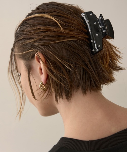 MIELI INVARIANT(ミエリインヴァリアント)の「Pearl Dot Hair Clip(バレッタ/ヘアクリップ・レディース・ブラック/アイボリー/グレイッシュベージュ・FREE)」の2枚目の写真