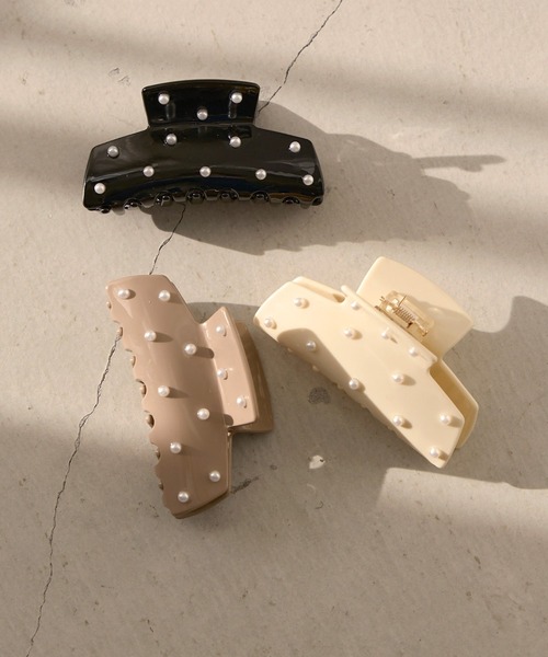 MIELI INVARIANT(ミエリインヴァリアント)の「Pearl Dot Hair Clip(バレッタ/ヘアクリップ・レディース・ブラック/アイボリー/グレイッシュベージュ・FREE)」の4枚目の写真