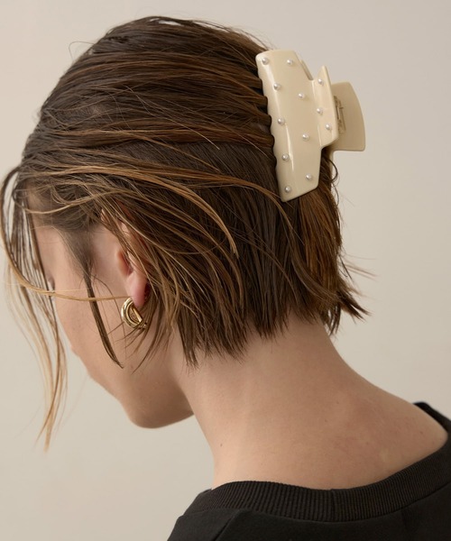 MIELI INVARIANT(ミエリインヴァリアント)の「Pearl Dot Hair Clip(バレッタ/ヘアクリップ・レディース・ブラック/アイボリー/グレイッシュベージュ・FREE)」の5枚目の写真