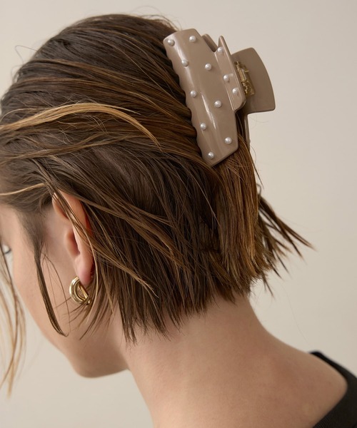 MIELI INVARIANT(ミエリインヴァリアント)の「Pearl Dot Hair Clip(バレッタ/ヘアクリップ・レディース・ブラック/アイボリー/グレイッシュベージュ・FREE)」の6枚目の写真