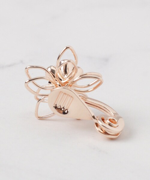 SHOO・LA・RUE(シューラルー)の「【痛くなりにくい】イヤリング フラワーモチーフ(イヤリング・レディース・ゴールド/シルバー/ピンクゴールド・00)」の6枚目の写真