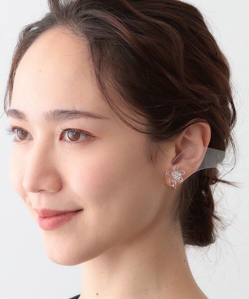 SHOO・LA・RUE(シューラルー)の「【痛くなりにくい】イヤリング フラワーモチーフ(イヤリング・レディース・ゴールド/シルバー/ピンクゴールド・00)」の4枚目の写真