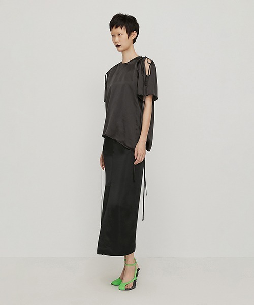 JNBY(ジェーエヌビーワイ)の「Elegance Satin Skirt / エレガンス サテンスカート(スカート・レディース・ブラック・38/40)」の5枚目の写真