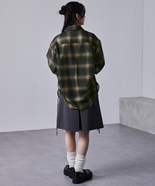 nui nullu(ヌイヌル)の「【nui nullu】サイドシャーリングオーバーサイズシアーチェックシャツ(シャツ/ブラウス・レディース・イエロー/レッド/ブラック・FREE)」の22枚目の写真