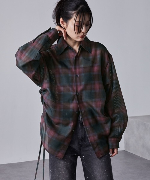 nui nullu(ヌイヌル)の「【nui nullu】サイドシャーリングオーバーサイズシアーチェックシャツ(シャツ/ブラウス・レディース・イエロー/レッド/ブラック・FREE)」の4枚目の写真