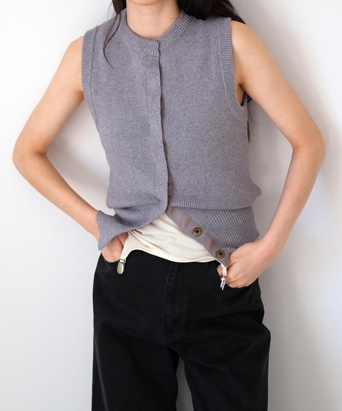 AKTE(アクテ)の「ボタンフライニットベスト(ベスト・レディース・グレー/ピンク・FREE)」の1枚目の写真