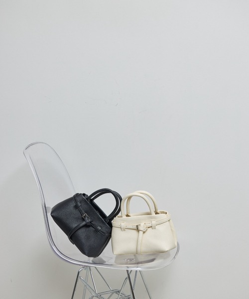 &. NOSTALGIA(アンドドットノスタルジア)の「【ZOZO限定】ベルトミニハンドバッグ(ハンドバッグ・レディース・ブラック/アイボリー・FREE)」の3枚目の写真