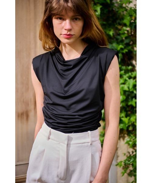 Estella.K(エステラケー)の「Devon Top ショルダーパットシャーリングTシャツ(Tシャツ/カットソー・レディース・ブラック/ライトベージュ・FREE)」の4枚目の写真