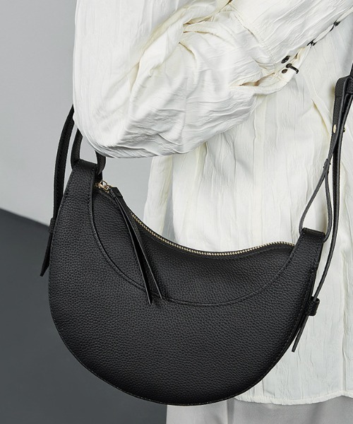NiiNa(ニーナ)の「【 NiiNa / ニーナ 】高品質牛革 ワンハンドルハーフムーンショルダーレザーバッグ(ショルダーバッグ・レディース・グレイッシュベージュ/ブラック/ブラウン・FREE)」の4枚目の写真
