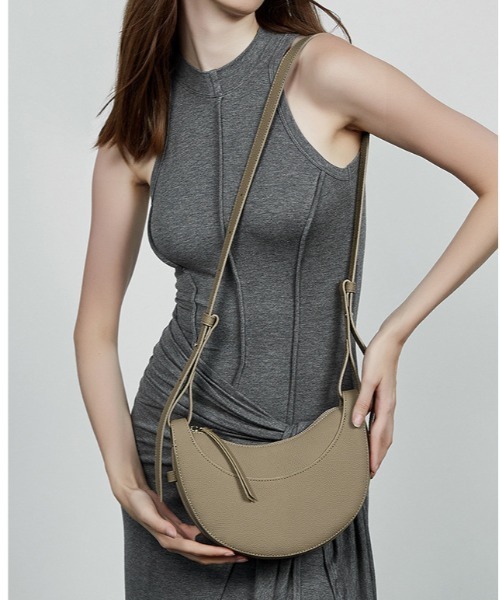 NiiNa(ニーナ)の「【 NiiNa / ニーナ 】高品質牛革 ワンハンドルハーフムーンショルダーレザーバッグ(ショルダーバッグ・レディース・グレイッシュベージュ/ブラック/ブラウン・FREE)」の10枚目の写真