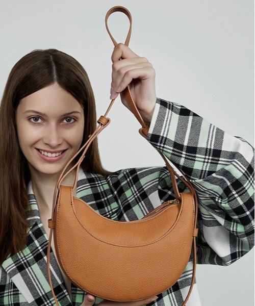 NiiNa(ニーナ)の「【 NiiNa / ニーナ 】高品質牛革 ワンハンドルハーフムーンショルダーレザーバッグ(ショルダーバッグ・レディース・グレイッシュベージュ/ブラック/ブラウン・FREE)」の12枚目の写真