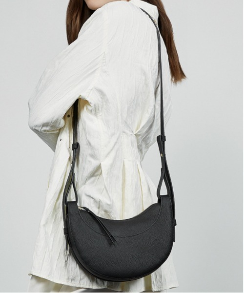NiiNa(ニーナ)の「【 NiiNa / ニーナ 】高品質牛革 ワンハンドルハーフムーンショルダーレザーバッグ(ショルダーバッグ・レディース・グレイッシュベージュ/ブラック/ブラウン・FREE)」の13枚目の写真