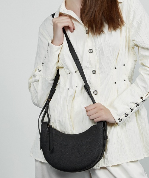 NiiNa(ニーナ)の「【 NiiNa / ニーナ 】高品質牛革 ワンハンドルハーフムーンショルダーレザーバッグ(ショルダーバッグ・レディース・グレイッシュベージュ/ブラック/ブラウン・FREE)」の14枚目の写真