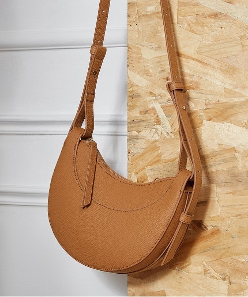 NiiNa(ニーナ)の「【 NiiNa / ニーナ 】高品質牛革 ワンハンドルハーフムーンショルダーレザーバッグ(ショルダーバッグ・レディース・グレイッシュベージュ/ブラック/ブラウン・FREE)」の17枚目の写真